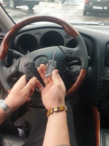 Изготовление ключа с кнопками Lexus GS300 с использованием универсальной заготовки выкидного ключа