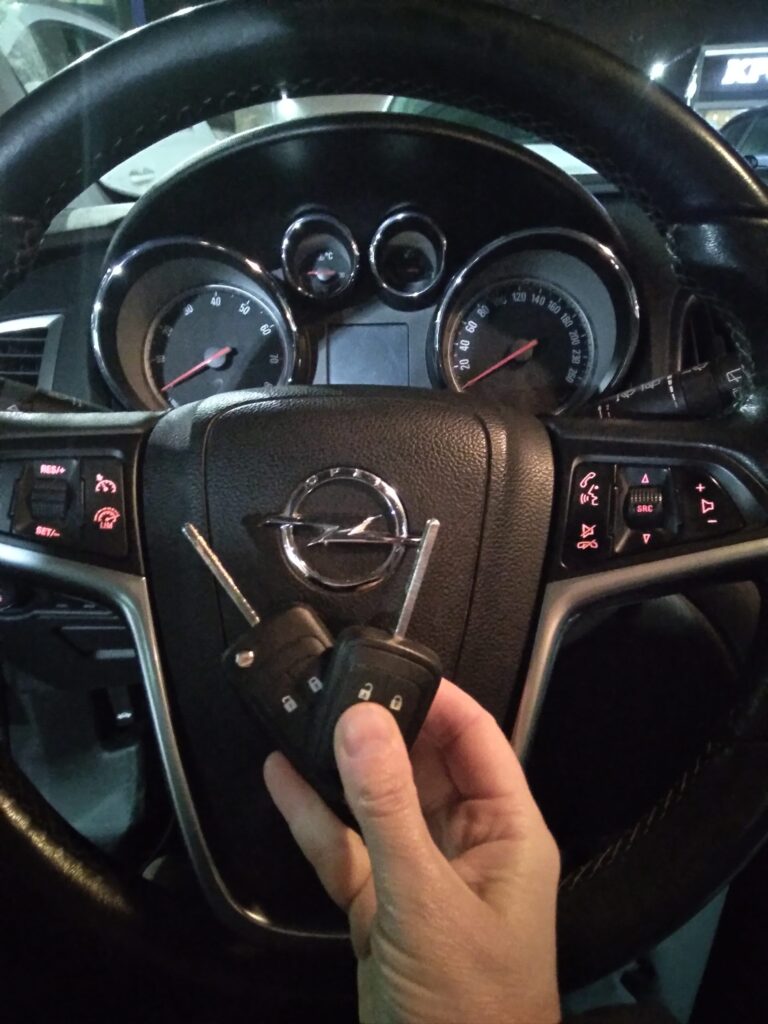 Изготовление второго выкидного ключа для Opel Astra J